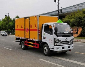 CLW5040XRYE6型易燃液體廂式運(yùn)輸車1.jpg