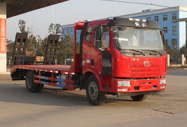 解放J6國五單橋平板運(yùn)輸車CLW5161TPBC5型挖掘機(jī)運(yùn)輸車